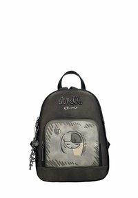 Mochila negra de cuero sintético con un bolsillo frontal gris que presenta un diseño de dibujos animados. Incluye un logotipo bordado y acentos de hardware en plata.