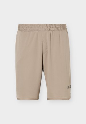 Μπεζ σορτς μήκους μέχρι το γόνατο με ελαστική μέση, πλαϊνές τσέπες και διακριτικό λογότυπο στο κάτω δεξί πόδι σε λευκό φόντο.