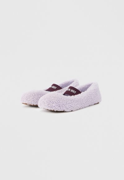 Chaussons en polaire violette à texture douce, avec un bout arrondi et une sangle sombre contrastante sur le dessus portant le texte "ICON BOOT".