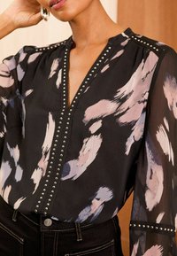 Love & Roses V NECK  HARDWARE - REGULAR FIT - Pluus - black feather