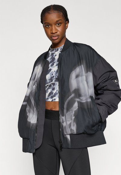 Μαύρο μπουφάν bomber με γυαλιστερό φινίρισμα, που διαθέτει ένα θολωμένο γραφικό στο μπροστινό μέρος, ριμπ μανσέτες και κλείσιμο με φερμουάρ μπροστά.