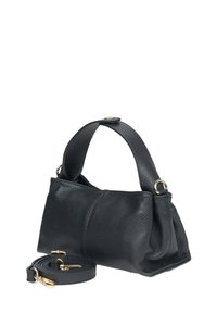 Czarna skórzana torebka o teksturowym wykończeniu, z górnym uchwytem, odczepianym paskiem na ramię i złotymi akcentami.