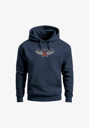Marineblauer Hoodie mit einer Fronttasche, versehen mit einem verwaschenen "LEGENDARY A"-Logo mit Flügeln in Creme und Rot. Hergestellt aus weichem Material, Pullover-Design.