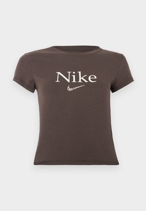 Brun kortermet crop topp med "Nike" tekst og leopardmønstret Nike swoosh-logo sentrert på brystet.