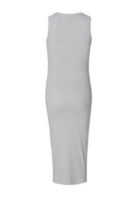 Robe grise sans manches en texture côtelée, longueur genoux, silhouette ajustée, avec un décolleté rond et un design simple. Pas de motifs ni d'ornements.