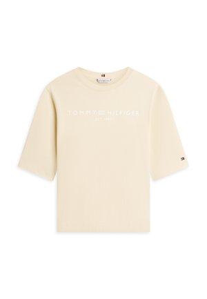 Tricou Tommy Hilfiger crem, cu mâneci scurte, logo și inscripția "EST. 1985" pe față, logo mic în formă de steag pe mâneca stângă.