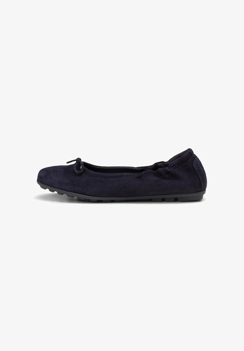 Ballerine en daim noir avec un petit nœud sur le dessus et une semelle en caoutchouc texturée pour une bonne adhérence, vue de profil sur fond blanc.