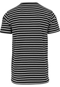 T-shirt noir à manches courtes avec des fines rayures horizontales blanches uniformément espacées, vu de dos.