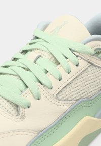 Ανοιχτό μπεζ αθλητικό παπούτσι με δικτυωτές πάνελ, μέντα πράσικες κορδόνες και λεπτομέρειες. Διαθέτει στρογγυλή μύτη και μαλακή σόλα για άνεση.