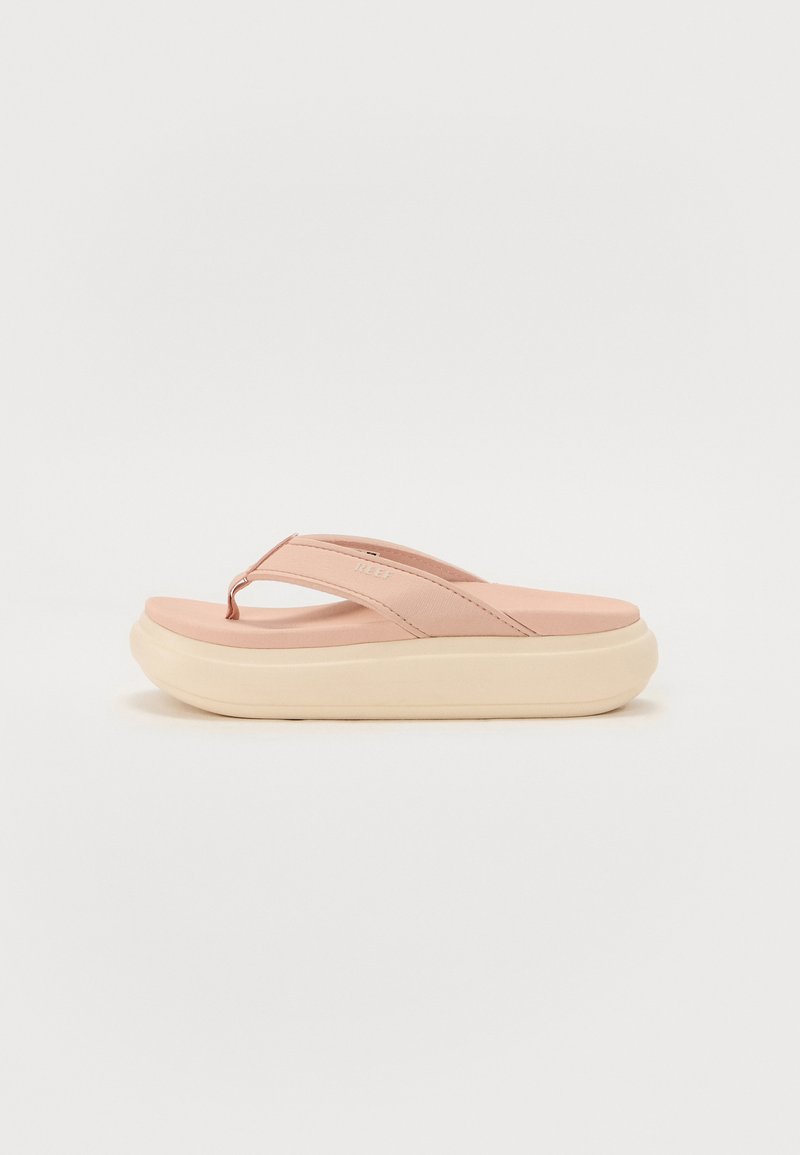Chinelos de borracha cor-de-rosa com uma tira texturizada e uma sola grossa de cor creme. Design minimalista adequado para uso casual.