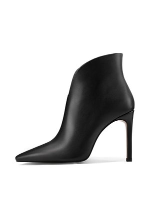 Stivale in pelle nera alla caviglia con punta affusolata e alto tacco a spillo, caratterizzato da una superficie liscia e un design minimalista senza hardware visibile.
