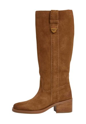 Bruine suede kniehoge laars met een zijdesign van studs en een lage gestapelde hak. Bevat een decoratieve riem met een gemetalliseerd label.