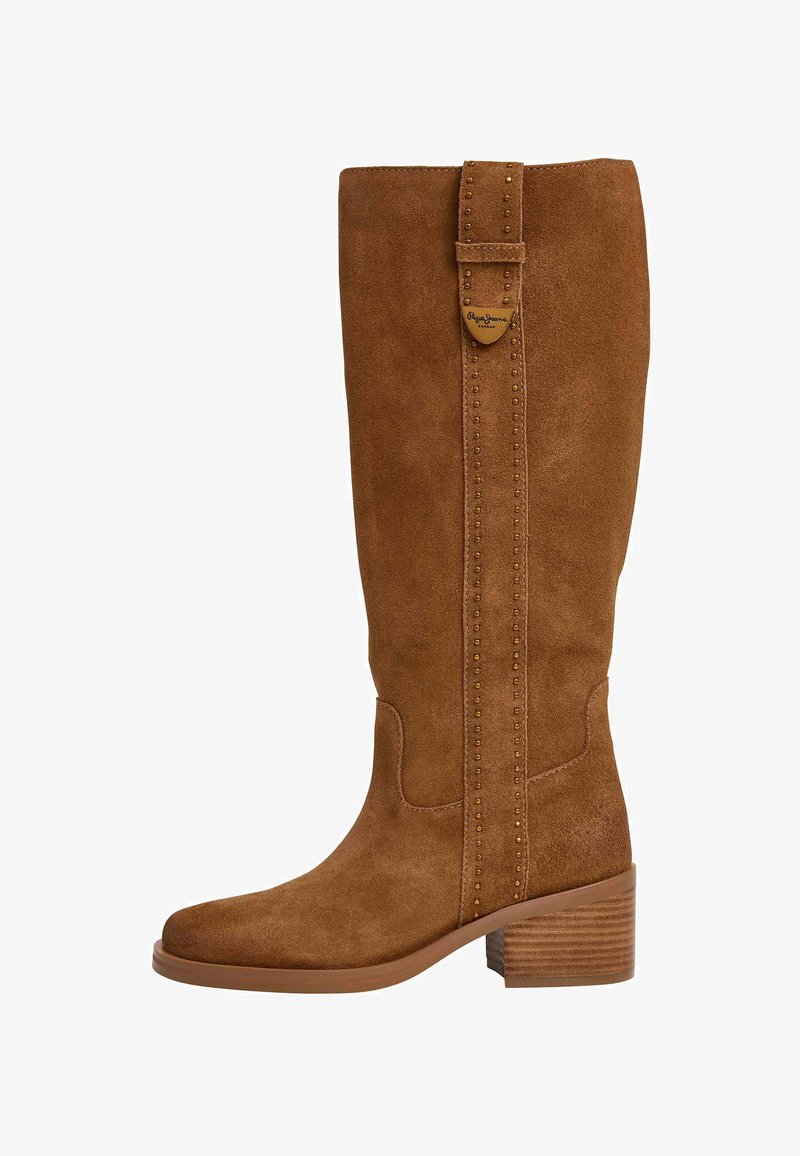 Stivale marrone in suede al ginocchio con un design laterale ornato di borchie e un tacco basso impilato. Presenta una cintura decorativa con un'etichetta metallica brandizzata.