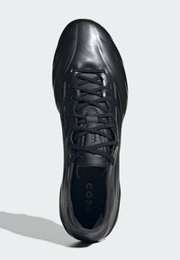 Μαύρο ποδοσφαιρικό παπούτσι Adidas Copa από δέρμα με μαύρα κορδόνια, σε θέαση από πάνω σε φωτεινό φόντο.