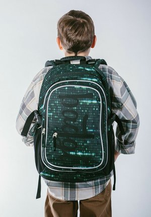 Schwarzer Rucksack mit einem digitalen Binärcode-Muster in Grün und Blau; ausgestattet mit mehreren Fächern und kontrastierenden weißen Reißverschlüssen.