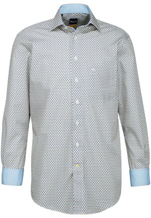 Camicia a maniche lunghe con bottoni di colore azzurro chiaro, con un motivo geometrico bianco e blu navy, caratterizzata da un colletto e polsini di un azzurro chiaro a contrasto.