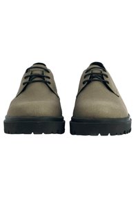 Braune Lederschuhe mit schwarzen Gummisohlen, abgerundeter Zehenpartie und Schnürsenkeln. Glatte Textur mit matter Oberfläche. Minimalistisches Design, keine Muster.