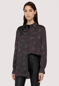 Ciemnoszara jedwabna koszula z guzikiem, ozdobiona subtelnym wzorem jasnoniebieskich konturów zwierząt oraz klasycznym kołnierzykiem.