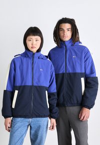 Tommy Jeans REVERSIBLE JACKET UNISEX - Chaqueta de entretiempo - bright blue multi