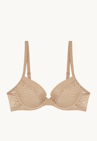 Soutien-gorge en dentelle de couleur nude avec des bonnets moulés, des bretelles réglables et des motifs géométriques le long des bords. Tissu doux avec une finition texturée.