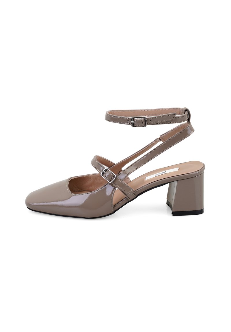 Chaussure à talons en cuir verni taupe brillant, à bout carré, avec une bride de cheville et boucle réglable, et un design à talon épais.