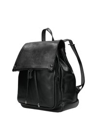 Zwarte leren rugzak met een klep sluiting, gestructureerd oppervlak, twee ritsen aan de voorkant en verstelbare schouderbanden voor een veilige draagervaring.