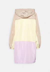 Lång huva regnjacka med beige ärmar och huva, ljusgul övre del av ryggen och ljuslila nederdel.