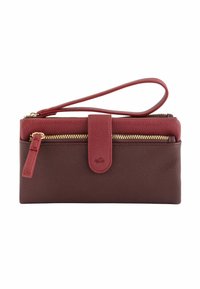 Cartera de cuero marrón con un acento de cremallera roja, que cuenta con una correa para la muñeca, herrajes dorados y un cierre a presión sobre una superficie texturizada.
