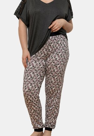 Haut gris à col en V avec des accents en dentelle assorti à un pantalon de jogging à motifs présentant un design de feuilles rose et noir, avec une taille ajustée noire.