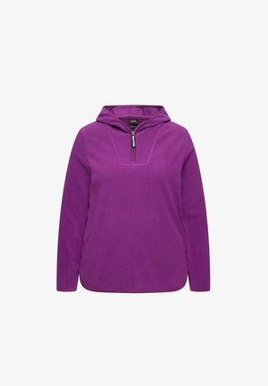 Pullover fleece ungu dengan penutup kepala, dilengkapi dengan leher setengah resleting, lengan panjang, dan potongan longgar. Tekstur halus dan detail desain minimal.