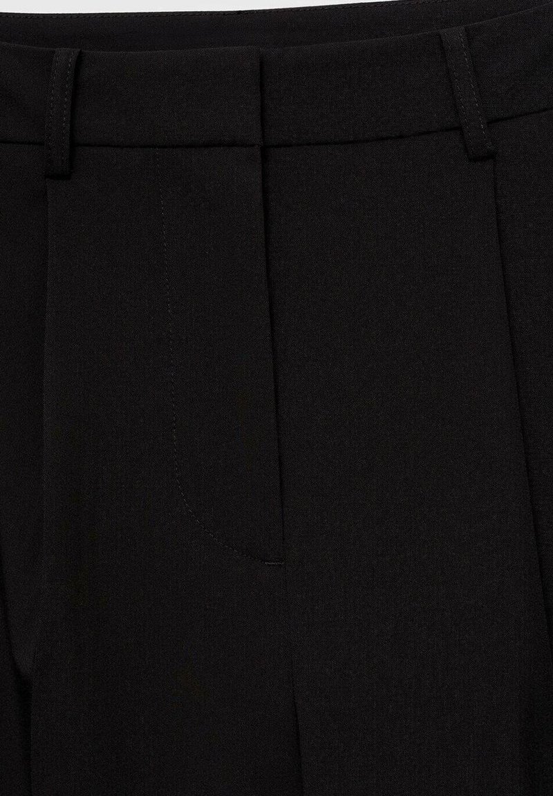 Czarne spodnie o gładkiej tkaninie, z płaskim przodem z zagłębieniami, dwiema bocznymi kieszeniami oraz zabezpieczonym pasem.