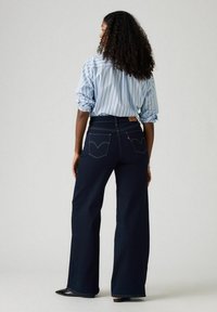 Levi's® 318™ SHAPING WIDE LEG - Flared-farkut - tall glass of water-0009