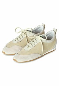 Zapatos de ante beige con punta redonda, diseño de cordones y acentos en crema contrastantes. Parte superior texturizada y suela de goma para un buen agarre.