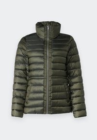 Giubbotto imbottito di colore verde oliva, con colletto alto, chiusura frontale con zip e motivo trapuntato verticale. Realizzato in tessuto lucido e liscio.