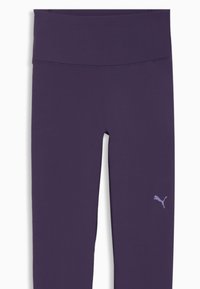 Κολάν Puma σε σκούρο μωβ με ψηλή μέση, με μικρό λογότυπο Puma στο πάνω μ έρος του μηρού, σε λευκό φόντο.