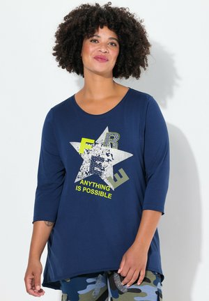 Navyblaues Langarm-T-Shirt mit Rundhalsausschnitt, das ein Stern-Graphic und Text in Gelb und Grau zeigt. Weicher Stoff, lockere Passform.