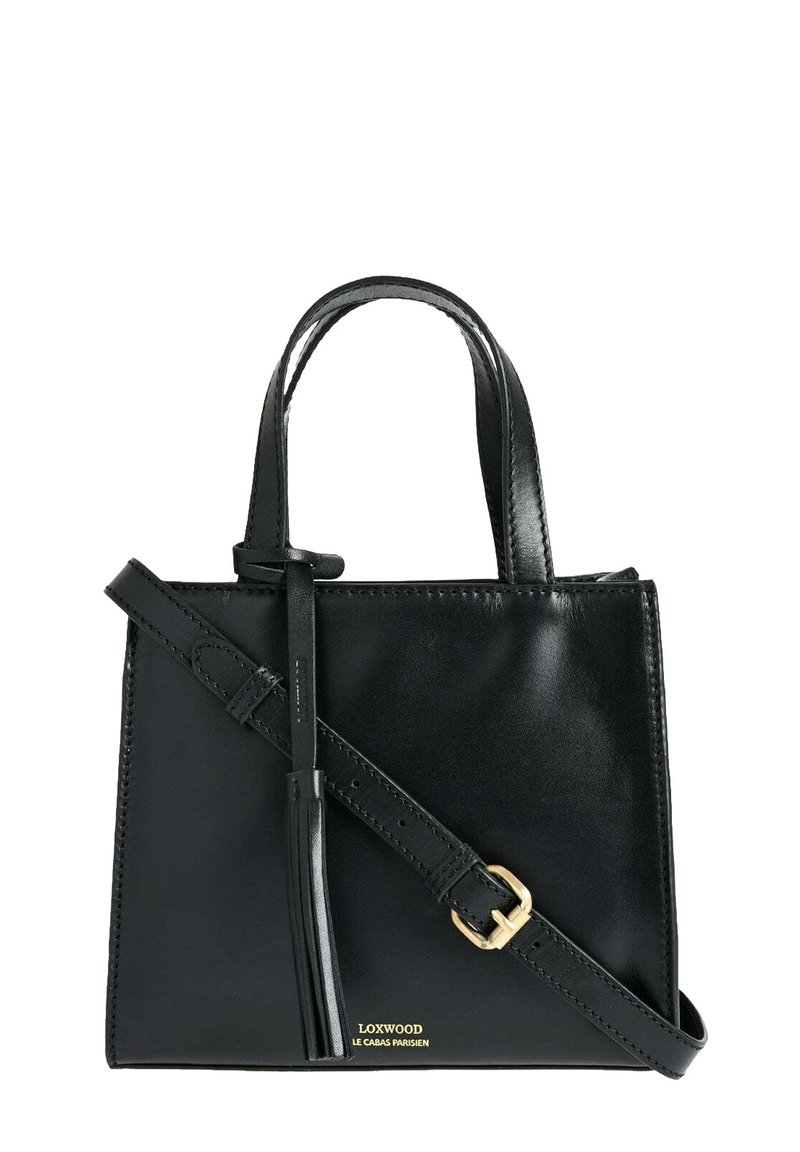 Sac à main en cuir noir avec deux poignées supérieures, une bandoulière réglable avec boucle dorée et un petit texte de marque doré en bas à l'avant.