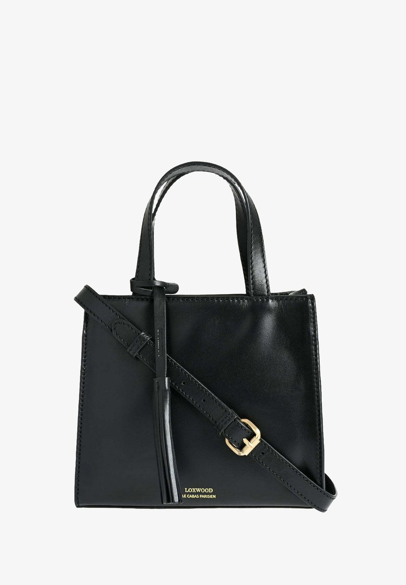 Sac à main en cuir noir avec deux poignées supérieures, une bandoulière réglable avec boucle dorée et un petit texte de marque doré en bas à l'avant.