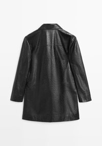 Manteau en similicuir noir avec une surface texturée, des manches longues et un col à revers. Le dos présente des coutures nettes et minimales.