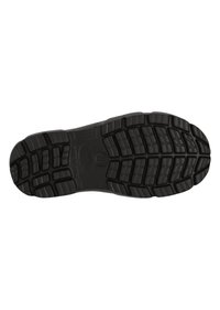Semelle de chaussure en caoutchouc noir avec un motif texturé comportant des rainures profondes et des reliefs pour une bonne adhérence. Design plat et large avec un détail de marque.