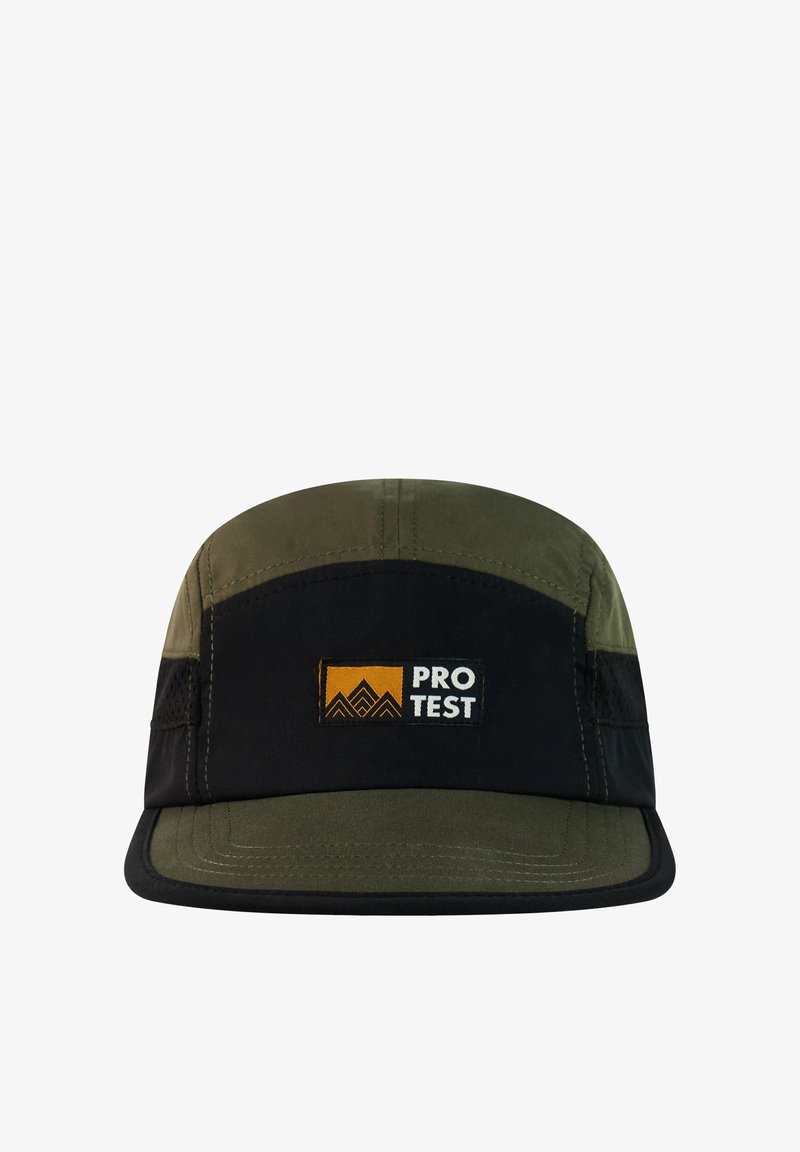 Gorra de cinco paneles en verde oliva y negro con un parche rectangular naranja y negro que dice "PRO TEST" en el panel frontal.
