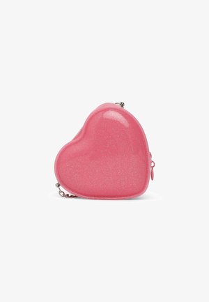 Borsa a forma di cuore rosa con finitura glitterata e una piccola tracolla a catena, su sfondo bianco.
