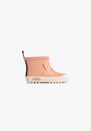 Stivale di gomma rosa con punta arrotondata, bordo superiore testurizzato e linguetta sul retro. Presenta dettagli neri e un semplice design di faccia di animale.