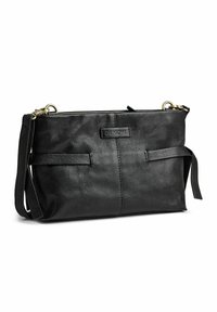 Svart läder crossbody-väska med texturerad yta, dragkedjestängning, framstående logotypdetalj och justerbar rem. Har två sidoremmar.