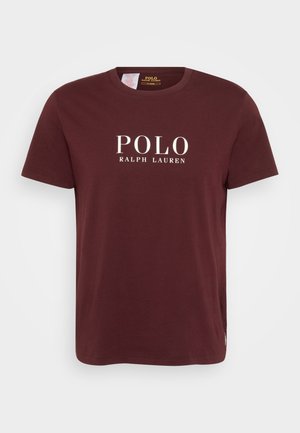 Burgundyröd bomullströja med rundad halsringning, med vit text "POLO" och "RALPH LAUREN". Sidodetalj med logotyp nära nederkanten.