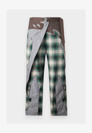 Široke hlače sa zeleno-bijelim karo uzorkom, smeđim prugastim pojasom i sivim apstraktnim zakrpama nalik plamenu na nogama i području struka.