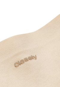 Národní oděv z nahé látky s hladkým, jemným povrchem, na kterém se nachází decentní, embosované logo se slovem "closely" v světlém tónu.