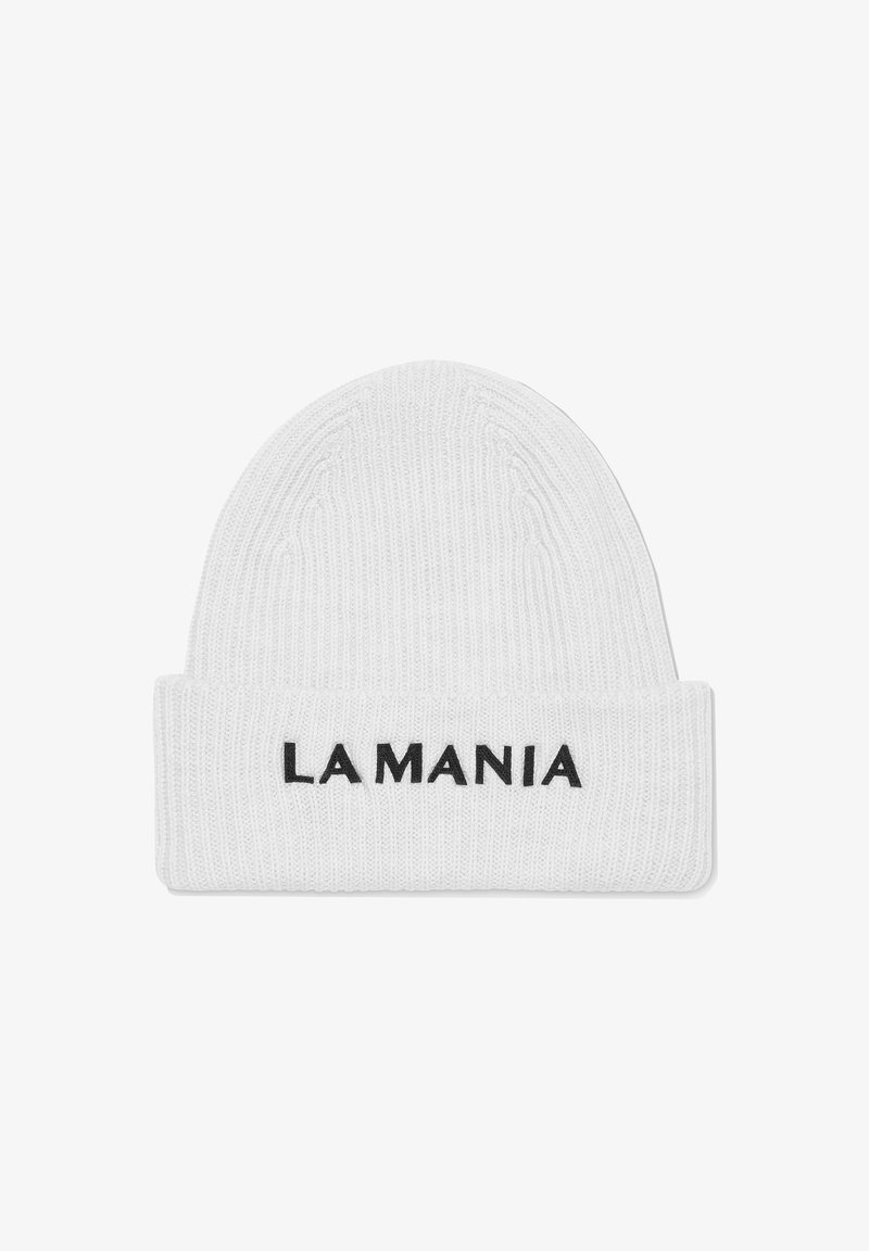 Fehér kötött sapka hajtott mandzsettával, amelyen a "LA MANIA" felirat fekete hímzéssel található. Texturált felület bordázott mintázattal.