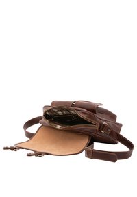 Zaino in pelle marrone con superficie texture, dotato di un comparto con zip e fodera a quadri, e un interno liscio color beige.