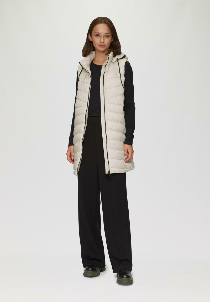 s.Oliver LEICHTE STEPP MIT LOGO-KAPUZE - Weste - wollweiß